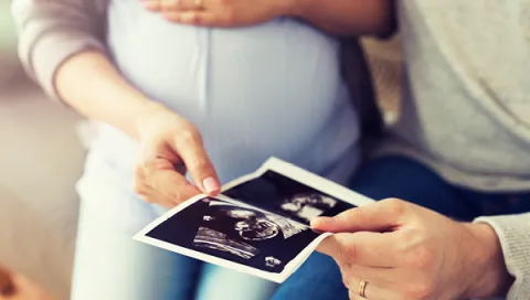 Gravid par ser på ultralydbilde